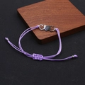 Dettaglio del bracciale a cuore viola intrecciato con cordino cerato regolabile e ciondoli - Purple And Silver Triple Heart Bracelet