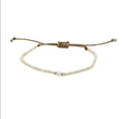 Dettaglio del bracciale intrecciato con perle sfaccettate champagne e una perla d'acqua - Stile Perline Sfaccettate Champagne Cordino Marrone (BNS-0415 Stile 1)