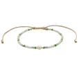 Dettaglio del bracciale bohémien fatto a mano con perla d'acqua dolce e cordino cerato - Stile Perline Sfaccettate Multicolore Verde Grigio Bianco (BNS-0415 Stile 4)