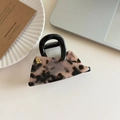 Detailaufnahme einer großen Dreieck-Haarklammer aus Acetat mit Schildpattmuster und B-Logo - 3# Hell Leopard 8cm