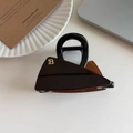 Detailansicht der großen dreieckigen Acetat-Haarklammer mit goldenem Metall-B-Logo - 1# Kaffee 8cm
