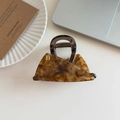 Detail der Haarklammer aus Acetat in Dreiecksform mit goldenem Buchstaben B auf einem Laptop - 2# Karamell 8cm