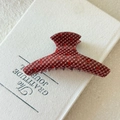 Dettaglio di pinza per capelli a quadri rossi con stampa di fragole nere su libro - Stile Appendiabiti (4#)