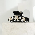 Dettaglio di un grande fermaglio in acetato con fiore bianco e perle su base nera - Nero Medio 8.5cm
