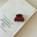 Dettaglio di una pinza per capelli a scacchi rossi con stampe di fragole su diario - Piccola Molletta (1#)