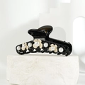 Dettaglio di un fermaglio per capelli nero in acetato con perle e motivi floreali - Nero Grande 10.8cm