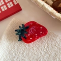 Detail einer Haarklammer im Erdbeer-Design mit Acetat-Marmor-Textur auf weißem Stoff - 2# Erdbeere