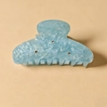 Dettaglio della molletta per capelli in acrilico azzurro con texture marmorizzata e strass - Stile Fiocco Blu Chiaro