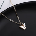 Elegante goldene Halskette mit einem weißen Perlmutt-Schmetterlingsanhänger für Damen - Weiß