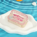 Primer plano de una pinza para el pelo creativa con diseño de lata de sardinas translúcida - Pinza De Pescado Rosa