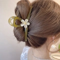 Pince à cheveux fleur vert olive en acétate portée en chignon par un mannequin - Vert Foncé