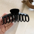 Détail d'une grande pince à cheveux noir brillant pour fixer les cheveux épais - Noir