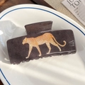 Détail d'une pince à cheveux rectangulaire motif léopard sur une assiette blanche - Motif Léopard / 10.3cm / Noir