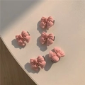 Nahaufnahme von fünf rosa mattierten Harz-Haarspangen mit feiner Schleifenstruktur - Rosa Schleifen-Stil