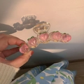 Détail d'une pince à cheveux pêche rose avec des breloques de fruits 3D en résine transparente - Pêche Transparent