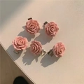Detailansicht von fünf rosa Harz-Rosen-Haarspangen mit silbernen Metallclips - Rosa Kamelien-Stil