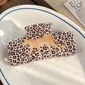 Détail de la pince à cheveux léopard avec motif guépard doré sur une assiette en céramique - Motif Léopard / 10.3cm / Léopard gris et blanc
