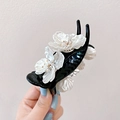 Dettaglio del fermaglio nero per capelli con fiori bianchi e stami di perline d'oro - Nero