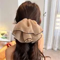 Grote champagne chiffon scrunchie met zwarte rand gedragen in een paardenstaart kapsel - Khaki (Champagne)