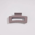 Gros plan sur une grande pince à cheveux rectangulaire gris-mauve mat au design creux - Violet Clair Mat