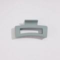 Détail macro d'une grande pince à cheveux rectangulaire mate gris-vert pour la coiffure - Vert Armée Mat