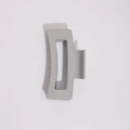 Primo piano della molletta rettangolare grigia opaca minimalista per uno stile elegante - Grigio Chiaro Smerigliato