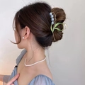 Elegante lelietje-van-dalen metalen haarklem gedragen bij een opgestoken kapsel - Haarklem Blauw