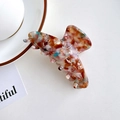 Elegante pinza para el pelo de acetato con patrón de mármol colorido en mesa blanca - 8.5cm / Café floral
