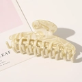 Pinza de pelo grande en acetato crema con textura de mármol para peinados de mujer - Beige