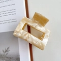 Minimalistische haarklem van beige acetaat met marmerpatroon en rechthoekig design - Off-white 5.2cm