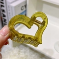 Eleganter herzförmiger Haarklammer aus Acryl in transparentem Olivgrün mit Goldfeder - Olivgrün