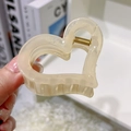 Eleganter cremefarbener Herz-Haarclip aus Harz mit goldener Metallfeder für Damen - Gebrochenes Weiß