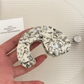 Détail de la pince à cheveux en acétate avec motif marbre noir et blanc et pendentif H - Mélange Noir Et Blanc (A11-55-34)