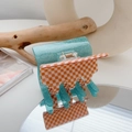 Détail d'une pince à cheveux à damier avec paillettes bleues et ressort doré sur miroir - A3-5-6 Damier et Bleu