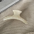 Dettaglio della pinza per capelli in acetato beige perlato con scritta francese dorata - 11.5cm / Bianco Fata