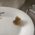 Pince à cheveux chat en acétate faite main sur une assiette vintage blanche - Marron