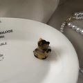 Vue détaillée d'une pince à cheveux en acétate en forme de chat avec motif écaille de tortue - Écaille de Tortue Foncée