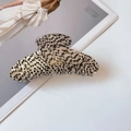 Große Haarspange aus Acetat mit klassischem schwarz-weißem Webmuster im Detail gezeigt - 10,5 cm x 4 cm / Schwarz Weiß Gepunktet
