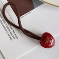 Détail de l'élastique à cheveux tulipe en acétate avec texte France Handmade - Bordeaux