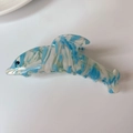 Detalle de pinza para el pelo de delfín en acetato azul jaspeado con logotipo dorado - 11.2cmx3.5cm / Blanco Azul (A7-22-6)