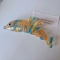 Détail de la pince dauphin avec marbrure bleue et orange et texte Creation France - 11.2cmx3.5cm / Jaune Bleu Orange (A7-22-4)