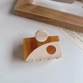 Detalle de pinza para el pelo cuadrada con diseño de patchwork en ámbar y crema - Ámbar Y Blanco