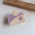 Detalle de pinza para el cabello de acetato con diseño de contraste lila y color almendra - Púrpura y Blanco