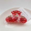 Détail de la pince à cheveux en acétate avec des décorations de fraises en strass faits main - M / Rouge Pastèque