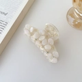 Gros plan sur une pince à cheveux en acétate avec motifs floraux 3D et petits cristaux - Blanc Éclatant (A4-33-1) / 7.5cm