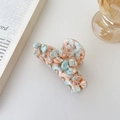 Détail d'une pince à cheveux en acétate avec texture marbrée et perles dorées incrustées - Bleu Rose (A4-33-3) / 7.5cm