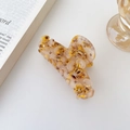 Detalle de pinza para el pelo con flor de acetato ámbar con cuentas plateadas y strass - Amarillo Floral (A4-33-1) / 7.5cm
