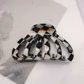 Dettaglio macro della molletta per capelli in acetato a scacchi bianchi e neri con logo - Griglia Bianco e Nero - Arco