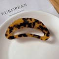 Detailed view of acetic acid hair claw with tortoiseshell pattern and French engraving - Leopard Print (9.5cm*4cm 20g)
