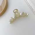 Detalle de la elegante pinza para el pelo dorada con perlas grandes y corazones - Estilo de Corazón con Perlas Artificiales